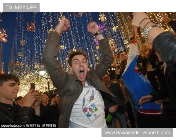 终场哨响：维斯塔潘拉斯维加斯夺冠后与车队狂欢庆祝