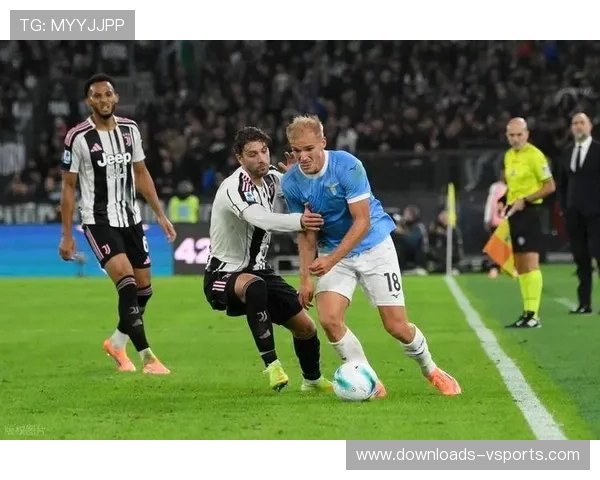 终场哨响，尤文球员相拥庆祝关键三分